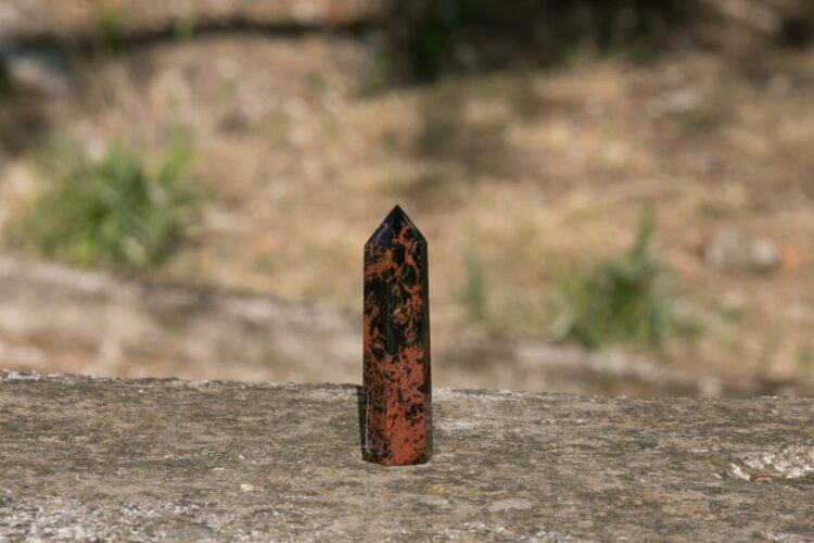 obelisco ossidiana marrone