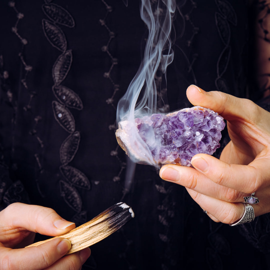 Come purificare i Cristalli: Rituale dello Smudging con il Palo Santo